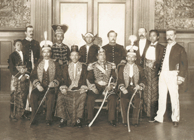 Foto bersama kalangan bangsawan nusantara, 1898