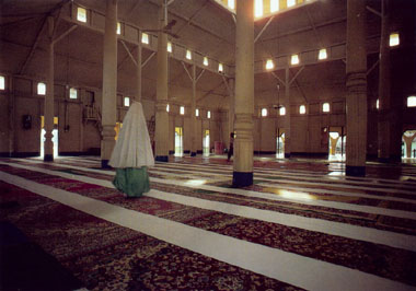 Interior Masjid Jami' Hasanuddin