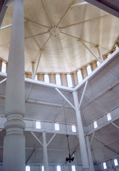 Pilar utama Masjid Jami' Hasanuddin