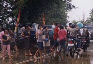 Suasana Belimbur di Jalan-Jalan Kota