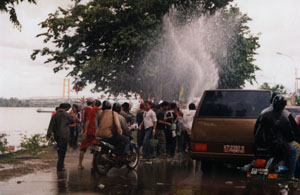 Suasana Belimbur di Tepi Mahakam