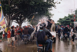 Suasana Belimbur di Jalan-Jalan Kota