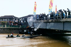 Suasana Belimbur di Jembatan Bongkok...