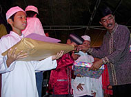 Ketua RT XV Timbau Drs M Ahyar Fahlevi (kanan) saat menyerahkan hadiah kepada para pemenang lomba Gebyar Maulid 1427 H