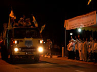 Kader PMII Kukar mengikuti pawai takbir keliling kota Tenggarong dengan menggunakan sebuah truk