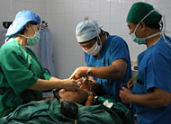 Para spesialis sedang melakukan tindakan operasi kelainan celah bibir kepada salah seorang pasien