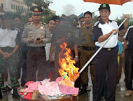 Asisten I Pemkab Kukar HA Ridwan Syahranie saat memulai pemusnahan barang bukti narkoba dengan cara dibakar