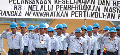 Para karyawan perusahaan di Kukar ketika mengikuti upacara pencanangan Bulan K3 Tingkat Kaltim Tahun 2006 di halaman Kantor Bupati Kukar, Tenggarong, tadi pagi
