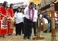 Pemukulan gong oleh Wabup H Samsuri Aspar menandai dimulainya pelaksanaan Bulbak Gotong Royong Masyarakat di Kukar
