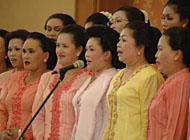 Penampilan ibu-ibu dari berbagai organisasi kewanitaan di Kukar saat membawakan lagu <i>Ibu Kartini</i>