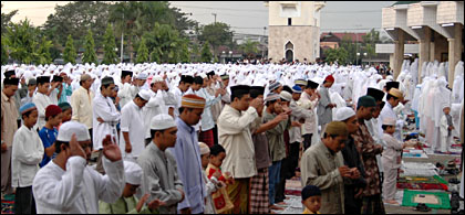 Ribuan jamaah Sholat Ied tumpah ruah hingga ke halaman Masjid Agung Sultan Sulaiman, Tenggarong
