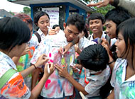 Aksi corat-coret seragam oleh para pelajar SMAN 1 Tenggarong
