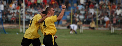 Evandro Antonio mengepalkan tangannya setelah sukses mengeksekusi tendangan penalti ke gawang Persigo