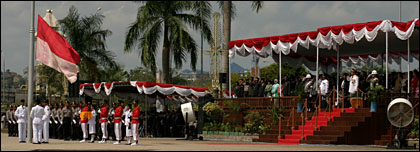 Suasana upacara peringatan detik-detik proklamasi kemerdekaan RI ke-61 di halaman Kantor Bupati Kukar tadi pagi