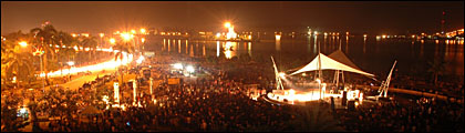Suasana pentas hiburan rakyat di taman pedestrian Jembatan Kartanegara dalam rangka menyambut Tahun Baru 2008