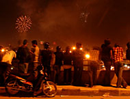 Sejumlah warga menikmati pesta kembang api dari atas Jembatan Kartanegara