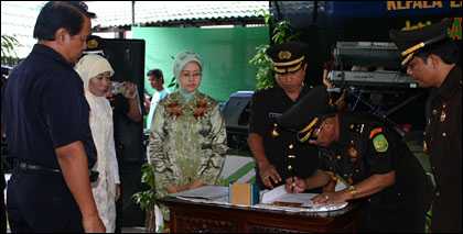 Pejabat lama Satirun menandatangani berita acara serah terima jabatan di hadapan Kabid Keamanan & Hukum Depkumham Kaltim Joko Ruslanto (kiri)