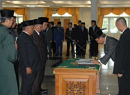 Pj Bupati Kukar ikut menandatangani berita acara pelantikan dan pengambilan sumpah jabatan para pejabat eselon II hingga IV yang baru dilantik