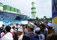 Suasana halaman Masjid Agung Sultan Sulaiman yang dipadati ratusan keluarga jamaah haji