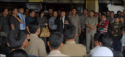 Ketua Sementara DPRD Kukar H Salehudin (tengah) meminta kepada pegawai T3D untuk bersabar sambil menanti keputusan dari Pemkab Kukar