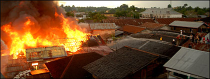 Kebakaran besar di Kelurahan Loa Ipuh tadi sore melahap ratusan rumah warga di 4 RT