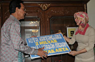 Gubernur DIY Sri Sultan Hamengkubuwono X secara simbolis menerima bantuan korban bencana Merapi dari Bupati Rita Widyasari