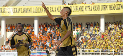 Franco Hita merayakan gol kedua yang diciptakannya dalam laga melawan PPSM Sakti Magelang yang berkesudahan 3-0 bagi kemenangan Mitra Kukar