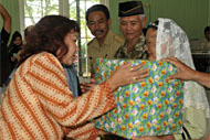 Ketua Dharma Wanita Kukar Hj Dayang Telcip Suryani secara simbolis menyerahkan bantuan kelengkapan alat salat kepada janda veteran Hj Rubinah