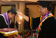 Rektor Unikarta Prof Dr Aswin saat mewisuda salah seorang sarjana Unikarta