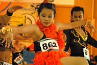 Salah seorang peserta dengan busana glamor mengikuti kompetisi aerobik kategori Mix Dance Full Accessories