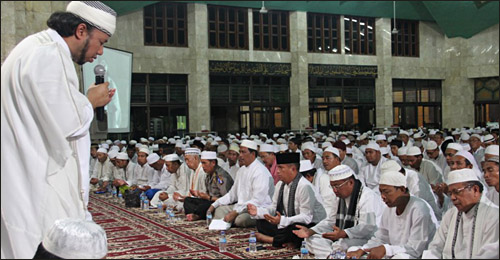 Ustadz Haryono saat memimpin dzikir dan doa pada malam pergantian tahun di Masjid Agung Sultan Sulaiman, Tenggarong