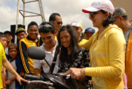 Siswi SDN 003 Tenggarong, Ramlah, tampak sumringah mendapat hadiah sepeda motor yang diserahkan langsung Rita Widyasari