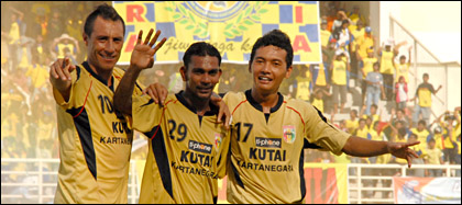 Franco Hita dan Anindito (kanan) menyambut penuh suka cita setelah Wijay menyumbang gol perdana bagi Mitra Kukar