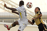 Striker Mitra Kukar Anindito Wahyu Erminarno (kanan) duel di udara memperebutkan bola dengan pemain Perseman