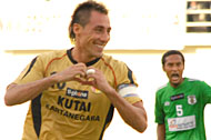 Franco Hita merayakan gol yang dicetaknya ke gawang PSMS Medan