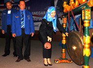 Bupati Rita Widyasari melakukan pemukulan gong menandai dibukanya Muscab II DPC Partai Demokrat Kukar