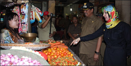 Bupati Rita Widyasari didampingi Wabup HM Ghufron Yusuf saat melakukan peninjauan ke Pasar Tangga Arung, Tenggarong, tadi pagi