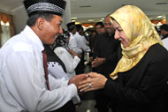 Bupati Kukar Rita Widyasari memberikan ucapan selamat kepada kepsek dan pengawas sekolah yang baru dilantik