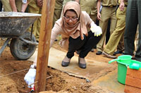 Bupati Rita Widyasari meletakan batu pertama pembangunan rumah layak huni di Kelurahan Maluhu, Tenggarong, Selasa (30/10) kemarin
