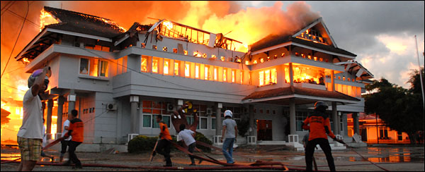 Gedung utama kantor Dinas Bina Marga & Sumber Daya Air Kukar akhirnya ikut terbakar