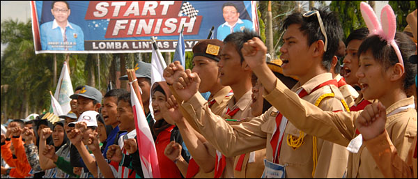 Para peserta dengan penuh semangat mengikuti Lomba Gerak Jalan Lintas Raya garapan KNPI Kukar