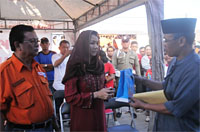 Bupati Kukar Rita Widyasari menyerahkan bantuan pribadi sebesar 100 juta kepada Lurah Melayu Rustam Effendi