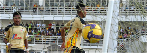 Jajang Mulyana menyarangkan bola ke gawang PSAP sebagai gol pembuka kemenangan Mitra Kukar