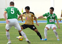 Ahmad Bustomi turut menyumbang satu gol lewat tendangan dari luar kotak penalti