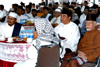 Kapolres Kukar (kedua dari kanan) bersama para tokoh masyarakat saat menyimak tausiyah dari Habib Abdul Kadir Al Hasni