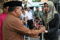 Bupati Rita Widyasari menyerahkan bantuan pribadi untuk korban kebakaran yang diterima Camat Tenggarong Tajuddin Noor