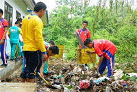 Beginilah cara siswa-siswi SMA Negeri I Kota Bangun melaksanakan MOS dengan membersihkan sampah