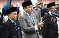 Suratman Mustakim mewakili pembacaan Pakta Integritas usai dilantik sebagai PAW Anggota DPRD Kukar