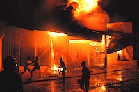 Para pedagang pasar berupaya memadamkan api dengan peralatan seadanya sebelum petugas PMK tiba 