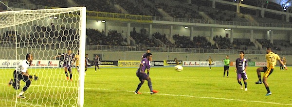 Jajang Mulyana berhasil mencetak gol setelah menerima umpan matang dari Esteban Herrera 